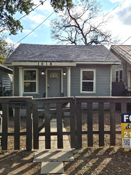 1016 Center St in San Antonio, TX - Building Photo