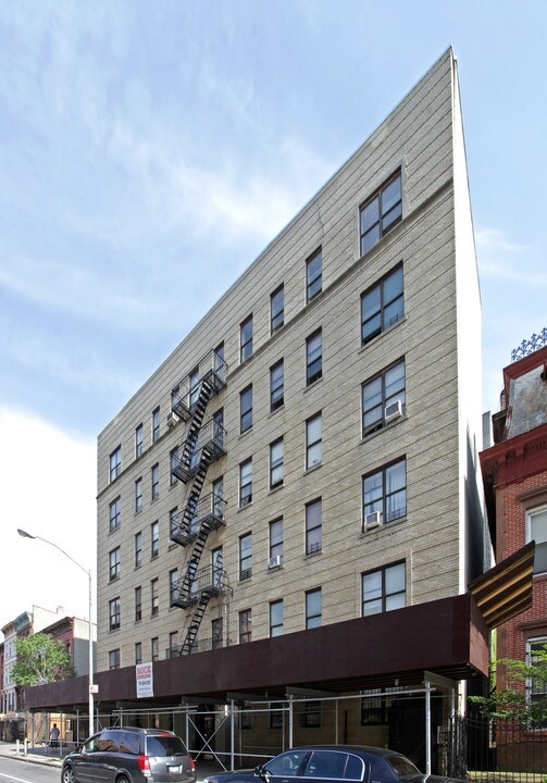 736 Willoughby Ave in Brooklyn, NY - Foto de edificio