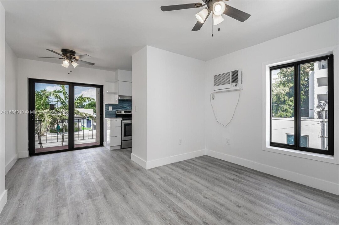 852 SW 1st St in Miami, FL - Building Photo