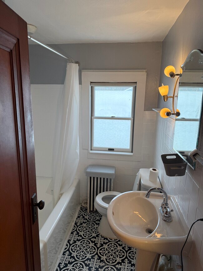 216 S Ash St, Unit 2 in Hobart, IN - Foto de edificio - Building Photo