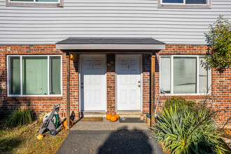 River Hill Townhomes in West Linn, OR - Building Photo - Building Photo