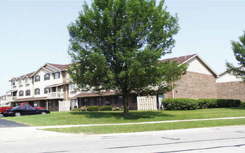 Jefferson West Condominiums in Naperville, IL - Foto de edificio - Building Photo