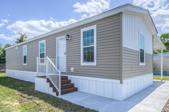 2410 Skyview St in Sebring, FL - Building Photo - Building Photo