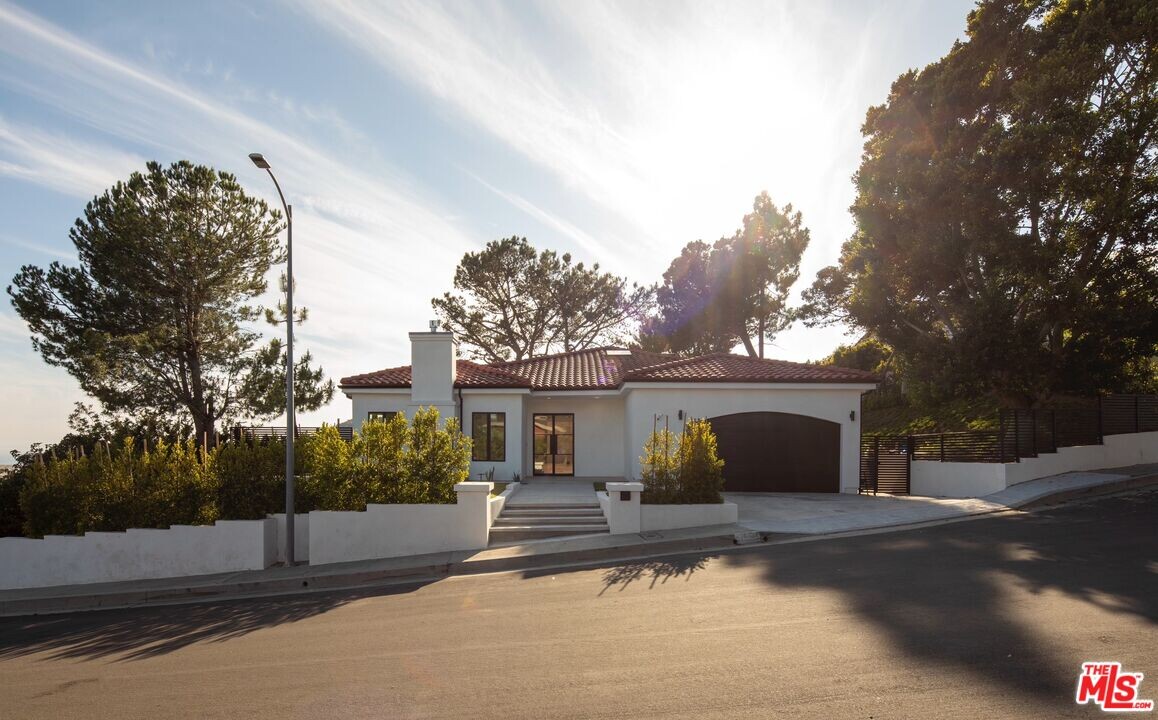 16832 Charmel Ln in Los Angeles, CA - Building Photo