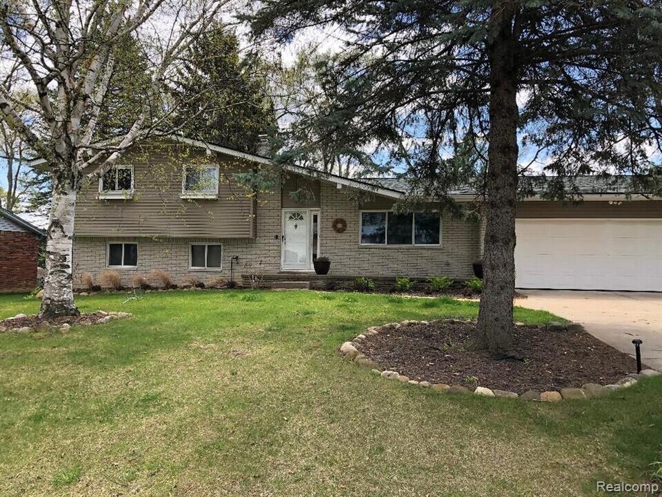 8135 Kenwick St in White Lake, MI - Building Photo