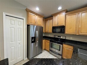 8552 Trail Wind Dr in Tampa, FL - Foto de edificio - Building Photo