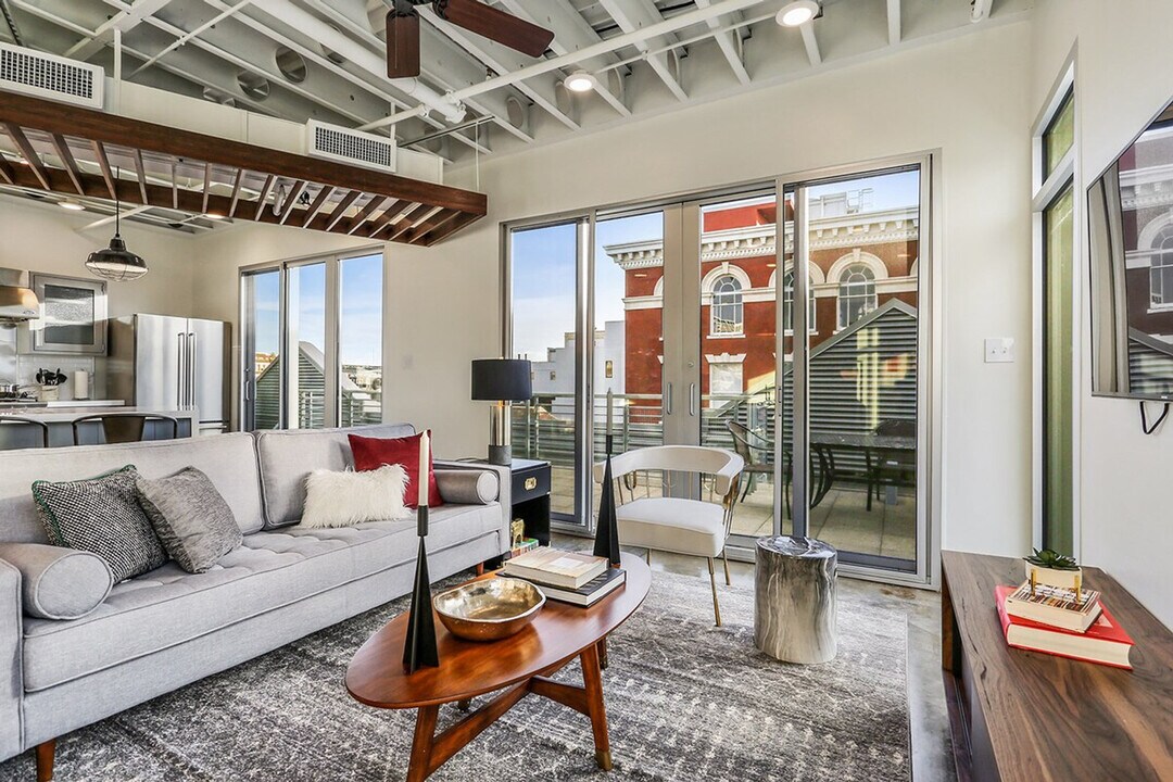 612 Andrew Higgins Dr in New Orleans, LA - Building Photo