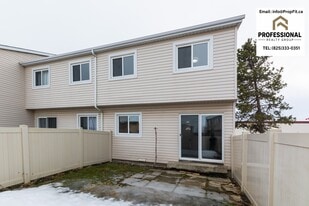 116 Centennial Crt NW in Edmonton, AB - Building Photo