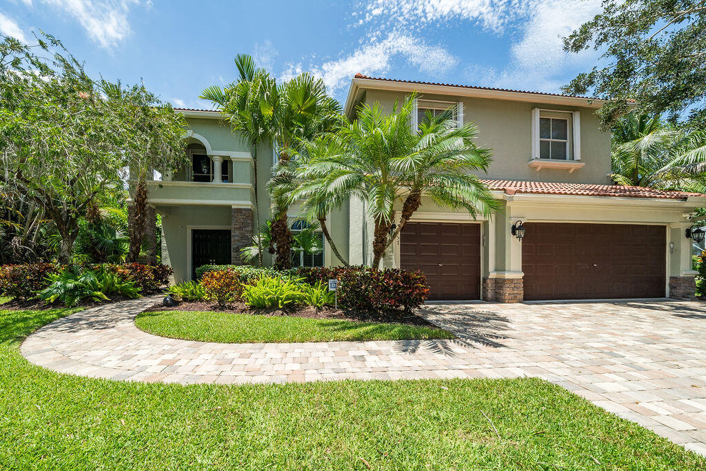 257 Spoonbill Ln N in Jupiter, FL - Building Photo