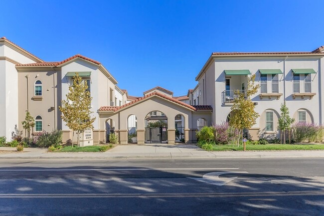 Novato Village Senior Apartments in Novato, CA - Foto de edificio - Building Photo