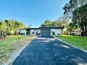 6900 NW 78th St in Tamarac, FL - Building Photo - Building Photo