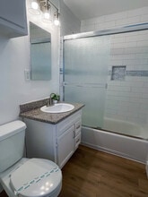 Carlton Park Apartments in Bellflower, CA - Foto de edificio - Building Photo