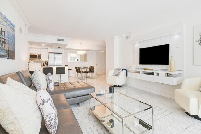 99 SE Mizner Blvd in Boca Raton, FL - Building Photo - Building Photo