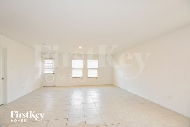 1061 Crestview Dr in Hutchins, TX - Foto de edificio - Building Photo