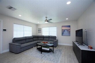 6515 La Mesa Cir in Tampa, FL - Building Photo - Building Photo