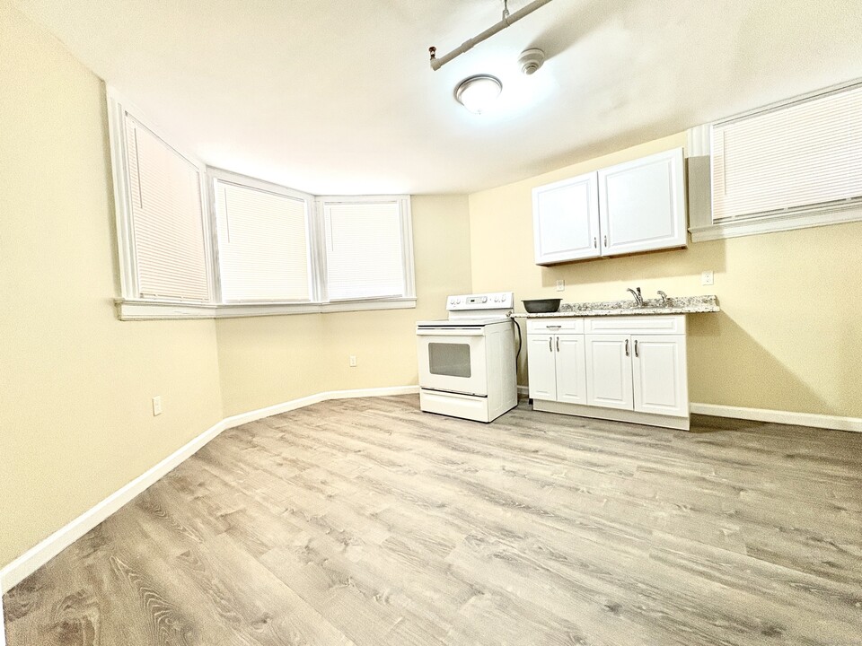 135 W Main St in Waterbury, CT - Building Photo