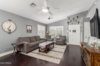 748 E Potter Dr in Phoenix, AZ - Foto de edificio - Building Photo