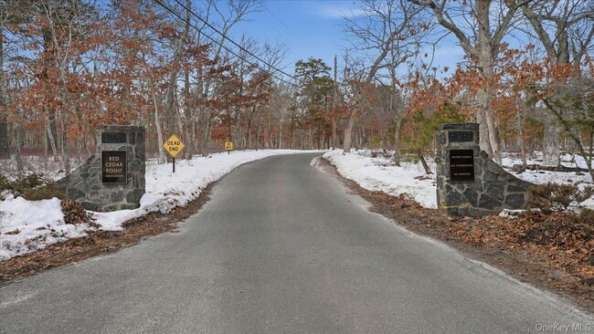 property at 3 Robins Nest Ln