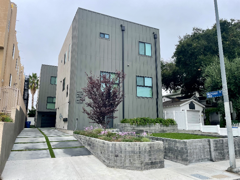 4927 1/2 Kester Ave in Los Angeles, CA - Building Photo