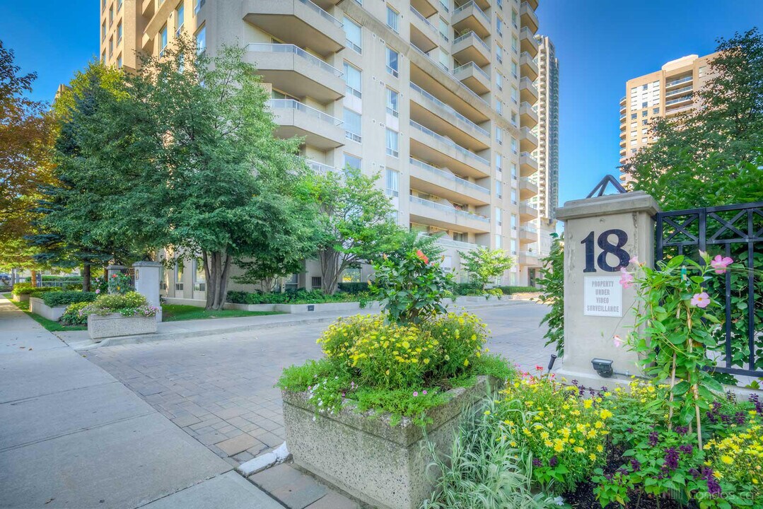 18 Hillcrest Ave in Toronto, ON - Building Photo