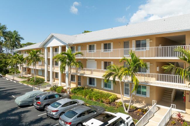 Naples Sandpiper Bay Club in Naples, FL - Foto de edificio - Building Photo