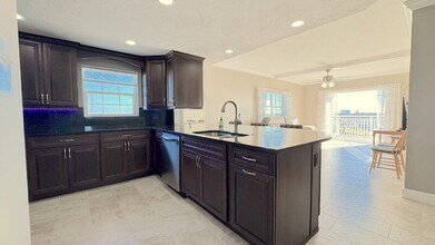 404 S Beach St in Daytona Beach, FL - Foto de edificio - Building Photo