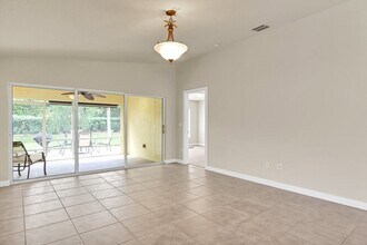 4969 Corsica Square in Vero Beach, FL - Foto de edificio - Building Photo