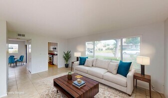 10 Oval Rd in Irvine, CA - Building Photo