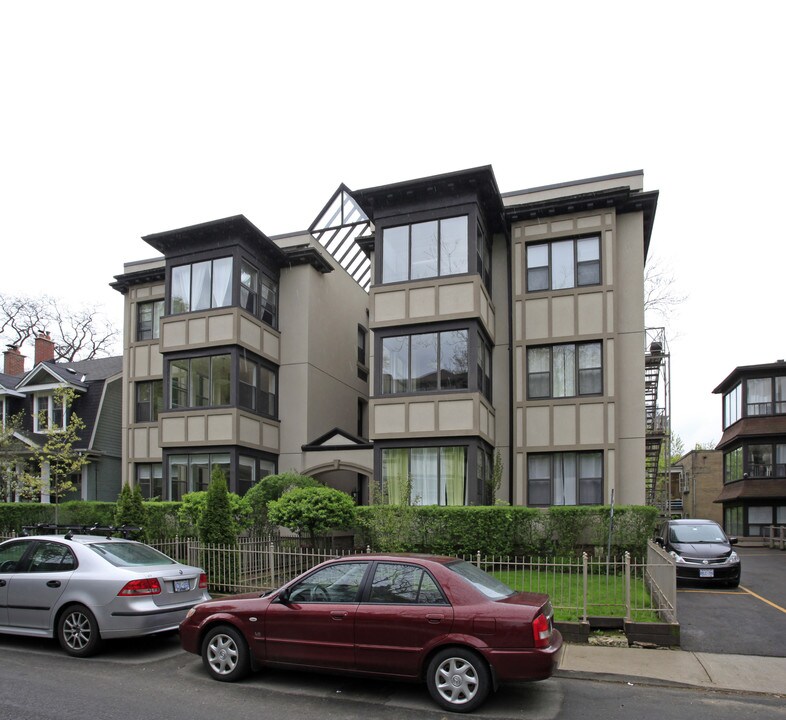 Oriole Court in Toronto, ON - Building Photo