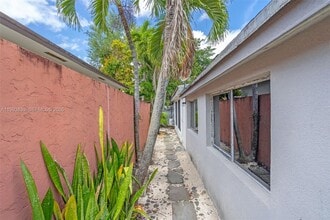 6295 SW 29th St in Miami, FL - Building Photo - Building Photo