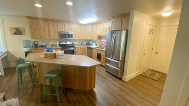 1603 Spruce Dr in Seaside, OR - Building Photo - Building Photo