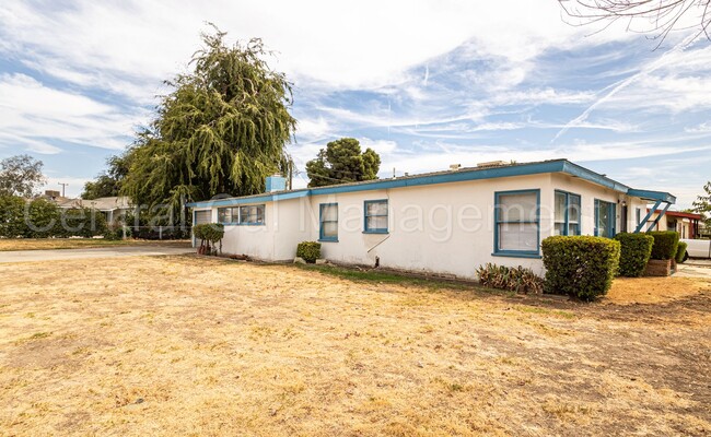 2016 Airport Dr in Bakersfield, CA - Foto de edificio - Building Photo