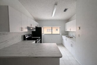 7891 W 29th Way in Hialeah, FL - Building Photo - Building Photo