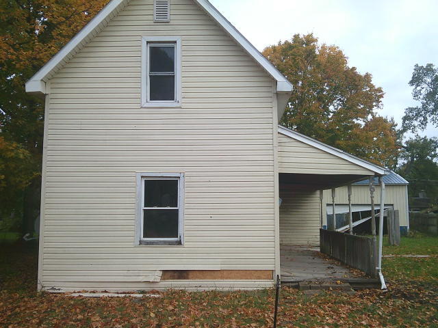 221 E 10th St in Jonesboro, IN - Building Photo