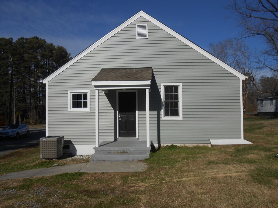 10211 Melvin B Alsbrook Ave in McKenney, VA - Foto de edificio