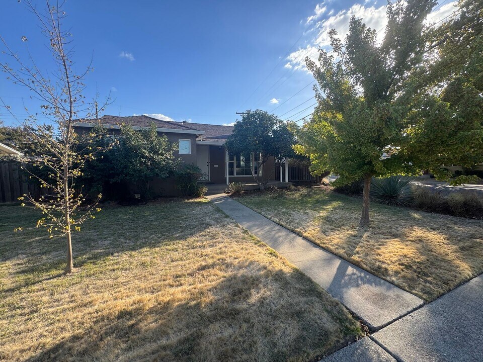 6100 1st Ave in Sacramento, CA - Building Photo