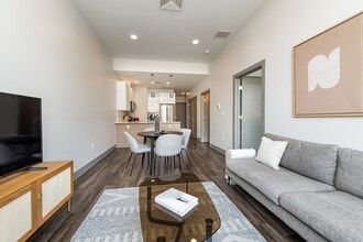 408 Mystic Ave, Unit 201 in Somerville, MA - Foto de edificio - Building Photo