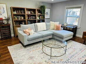 46 Brooks Ave in Newton, MA - Foto de edificio - Building Photo