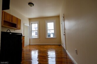 292 S 8th St, Unit 1 in Newark, NJ - Building Photo - Building Photo