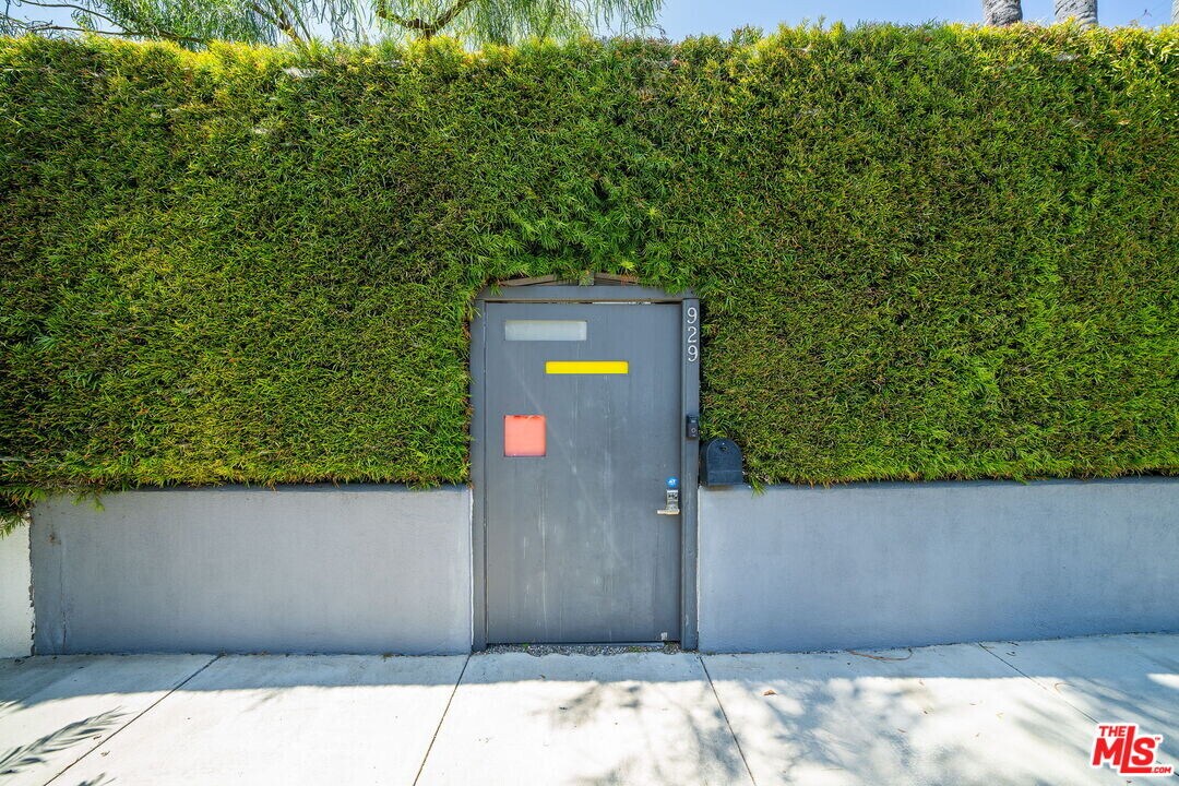 929 Dickson St in Los Angeles, CA - Building Photo