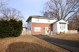 143 Delaware Ave in Bay Shore, NY - Foto de edificio - Building Photo