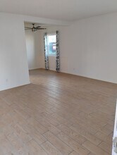 18924-18934 Gault St in Los Angeles, CA - Foto de edificio - Building Photo