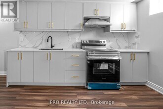 10 Arctic Fox Crescent in Brampton, ON - Building Photo - Building Photo