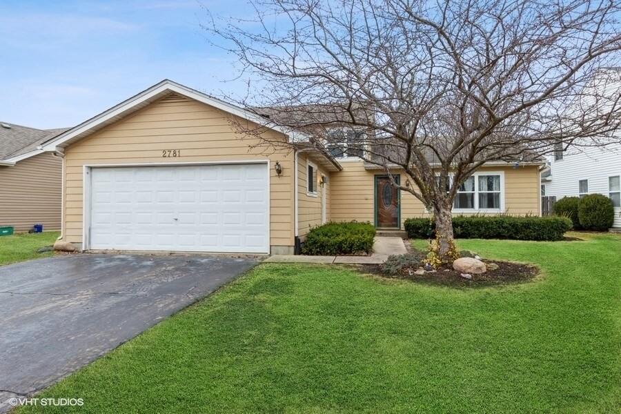 2781 Hillsboro Ln in Lake In The Hills, IL - Building Photo