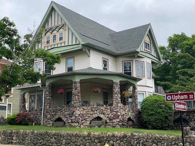 127 Upham St in Melrose, MA - Building Photo