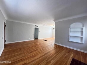 2119 N Stanton St in El Paso, TX - Foto de edificio - Building Photo