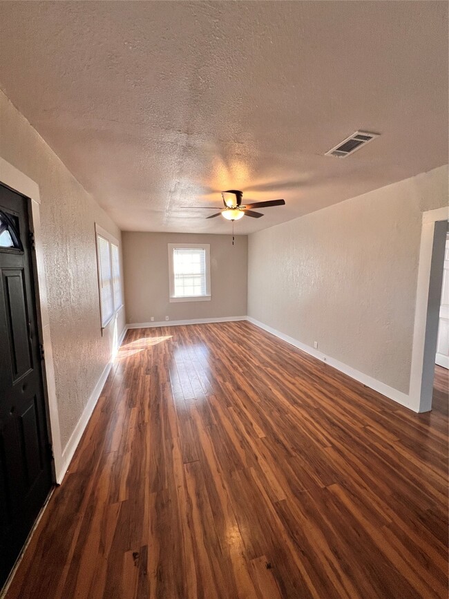 2065 Lela St in Beaumont, TX - Building Photo - Building Photo