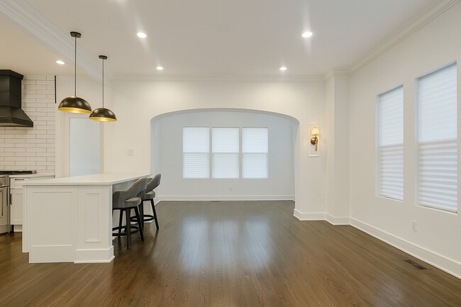 7937 S Crandon Ave in Chicago, IL - Building Photo - Building Photo