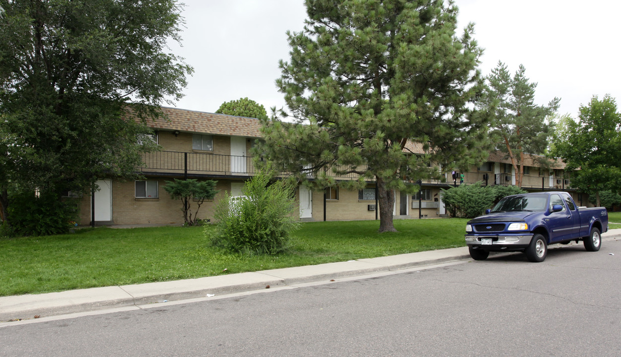 Plaza Pines Apartments in Lakewood, CO - Building Photo