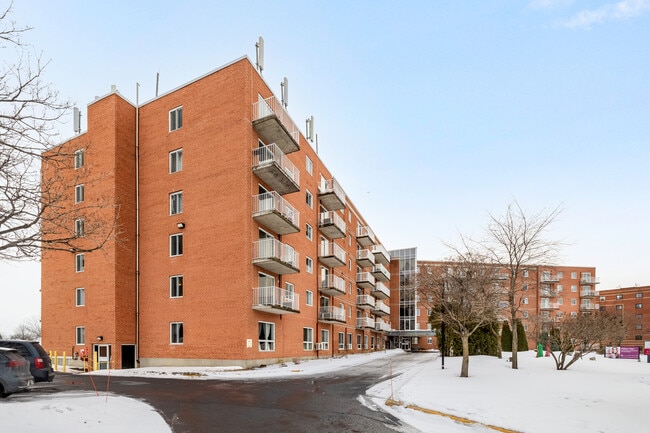 Chartwell Villa Rive-Sud rés. retraités in Longueuil, QC - Building Photo - Building Photo